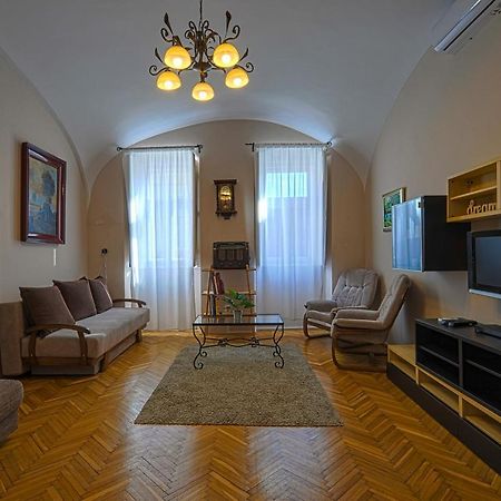 Demetrovics Udvarhaz Eger Exteriör bild