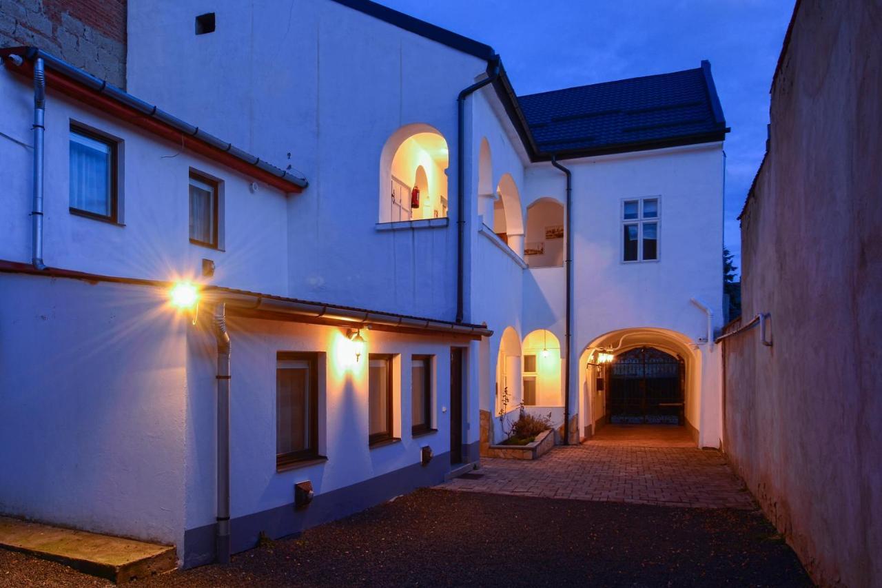 Demetrovics Udvarhaz Eger Exteriör bild
